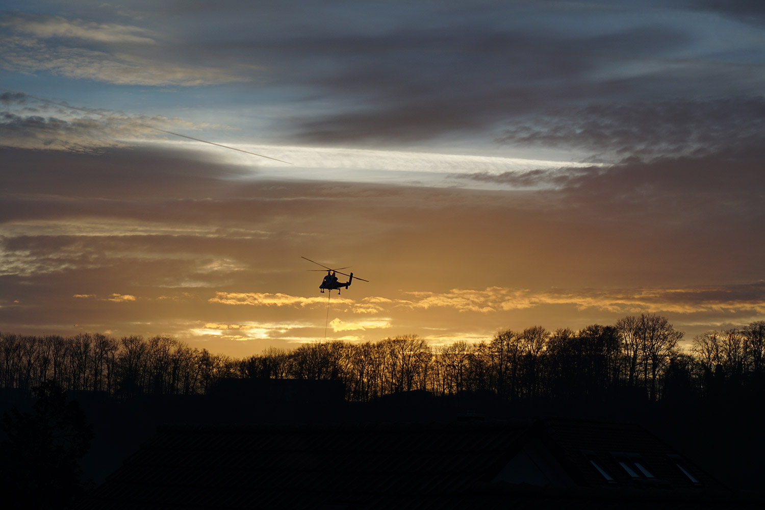 Ein Foto vom Multimedia-Produzent Nicola Hasler, es zeigt ein Helikopter in der Morgensonne