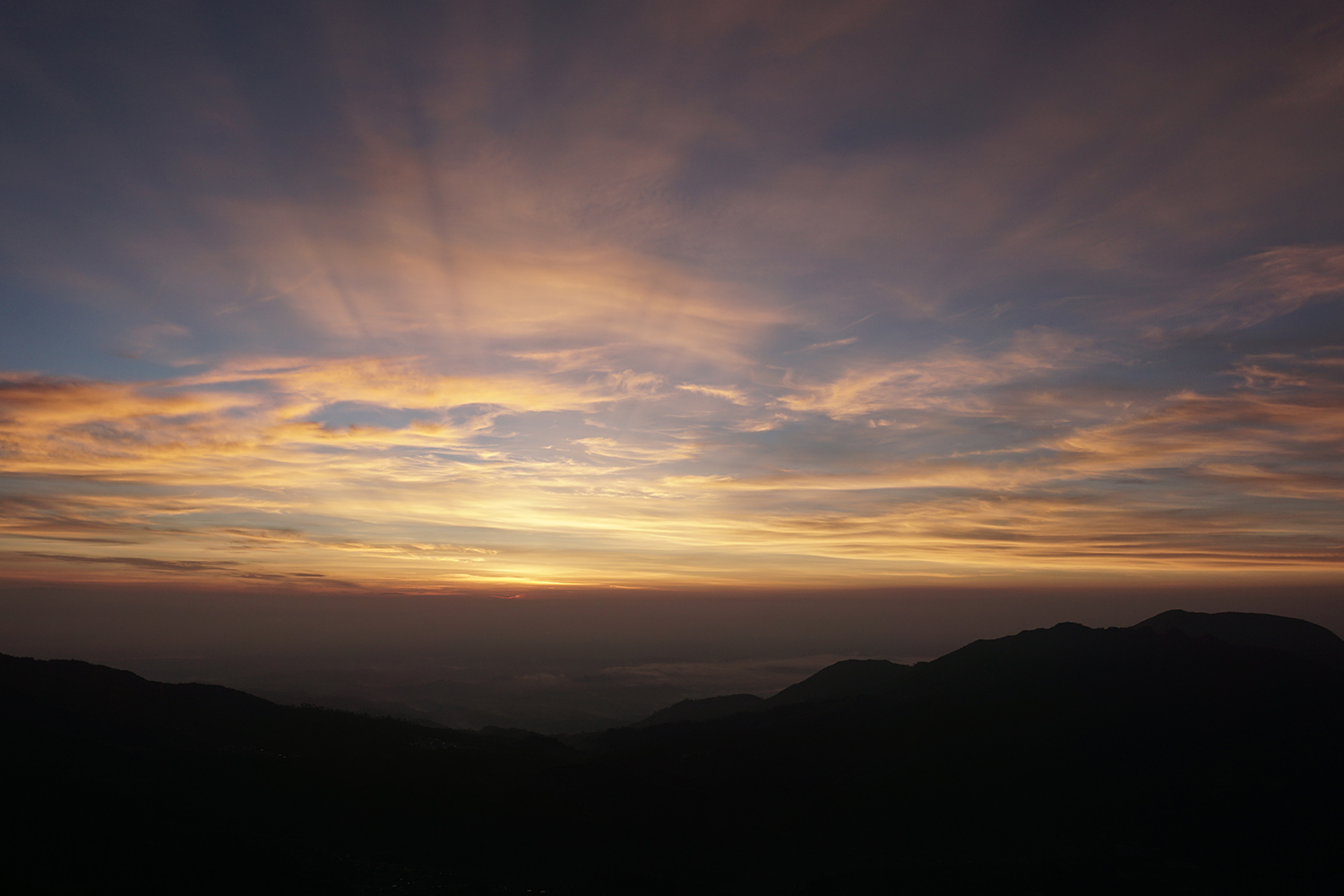 Der Multimedia Producer Nicola Hasler hat dieses Foto gemacht, es zeigt einen Sonnenuntergang auf einem Vulkan